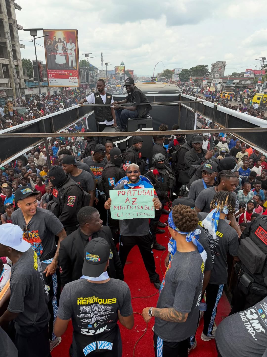 开云体育官方网页-放狠话×2！民主刚果游行庆典，巴坎布举标语：葡萄牙尽在掌握